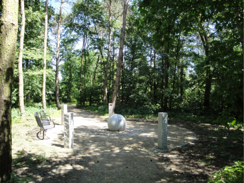 Öffentliche Plätze & Friedhöfe, Granitkugel Ruhehain, Stadtfriedhof Burgdorf