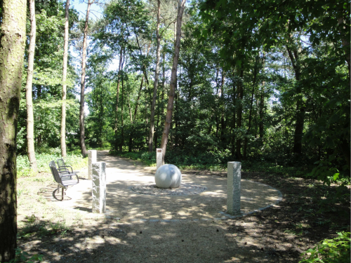 Öffentliche Plätze & Friedhöfe Granitkugel Ruhehain Stadtfriedhof Burgdorf